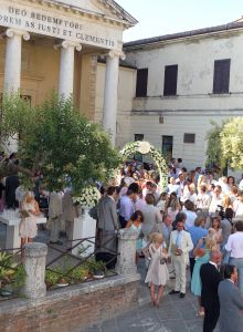 22-07-2010 SHOWBIZZ; HUWELIJK VAN YOLANTHE EN WESLEY SNEIJDER IN CASTELNUOVO BERARDENGA ITALIE. Het kleine dorpje midden in het prachtig Chianti gebied leek veel op Hollywood. Veel prominente voetballers waren aanwezig oa. Lamico Montari_Patrick Kluivert_Rafael van de Vaart_Pierre van Hooijdonk_Marco Branca_Christian Chivu en Cordoba. Nederlandse sterren waren oa. De gehele familie Froger_ Ivo Niehe_Mark van Eeuwen_Erik Kuster en Slivie van der Vaart. Rosanna Lima de huwelijksplanner van het gouden stel genoot van haar mooi uitgedachte huwelijksplan. Het was een waar sprookjes huwelijk in een te mooie omgeving.
foto: Albert den Iseger.