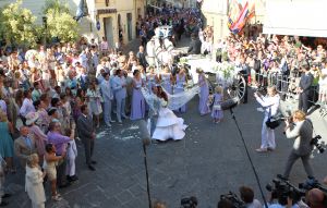 22-07-2010 SHOWBIZZ; HUWELIJK VAN YOLANTHE EN WESLEY SNEIJDER IN CASTELNUOVO BERARDENGA ITALIE. Het kleine dorpje midden in het prachtig Chianti gebied leek veel op Hollywood. Veel prominente voetballers waren aanwezig oa. Lamico Montari_Patrick Kluivert_Rafael van de Vaart_Pierre van Hooijdonk_Marco Branca_Christian Chivu en Cordoba. Nederlandse sterren waren oa. De gehele familie Froger_ Ivo Niehe_Mark van Eeuwen_Erik Kuster en Slivie van der Vaart. Rosanna Lima de huwelijksplanner van het gouden stel genoot van haar mooi uitgedachte huwelijksplan. Het was een waar sprookjes huwelijk in een te mooie omgeving.
foto: Albert den Iseger.