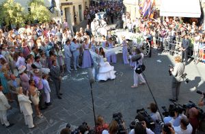 22-07-2010 SHOWBIZZ; HUWELIJK VAN YOLANTHE EN WESLEY SNEIJDER IN CASTELNUOVO BERARDENGA ITALIE. Het kleine dorpje midden in het prachtig Chianti gebied leek veel op Hollywood. Veel prominente voetballers waren aanwezig oa. Lamico Montari_Patrick Kluivert_Rafael van de Vaart_Pierre van Hooijdonk_Marco Branca_Christian Chivu en Cordoba. Nederlandse sterren waren oa. De gehele familie Froger_ Ivo Niehe_Mark van Eeuwen_Erik Kuster en Slivie van der Vaart. Rosanna Lima de huwelijksplanner van het gouden stel genoot van haar mooi uitgedachte huwelijksplan. Het was een waar sprookjes huwelijk in een te mooie omgeving.
foto: Albert den Iseger.