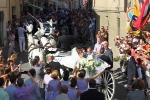 22-07-2010 SHOWBIZZ; HUWELIJK VAN YOLANTHE EN WESLEY SNEIJDER IN CASTELNUOVO BERARDENGA ITALIE. Het kleine dorpje midden in het prachtig Chianti gebied leek veel op Hollywood. Veel prominente voetballers waren aanwezig oa. Lamico Montari_Patrick Kluivert_Rafael van de Vaart_Pierre van Hooijdonk_Marco Branca_Christian Chivu en Cordoba. Nederlandse sterren waren oa. De gehele familie Froger_ Ivo Niehe_Mark van Eeuwen_Erik Kuster en Slivie van der Vaart. Rosanna Lima de huwelijksplanner van het gouden stel genoot van haar mooi uitgedachte huwelijksplan. Het was een waar sprookjes huwelijk in een te mooie omgeving.
foto: Albert den Iseger.