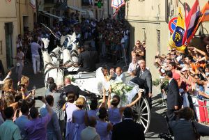 22-07-2010 SHOWBIZZ; HUWELIJK VAN YOLANTHE EN WESLEY SNEIJDER IN CASTELNUOVO BERARDENGA ITALIE. Het kleine dorpje midden in het prachtig Chianti gebied leek veel op Hollywood. Veel prominente voetballers waren aanwezig oa. Lamico Montari_Patrick Kluivert_Rafael van de Vaart_Pierre van Hooijdonk_Marco Branca_Christian Chivu en Cordoba. Nederlandse sterren waren oa. De gehele familie Froger_ Ivo Niehe_Mark van Eeuwen_Erik Kuster en Slivie van der Vaart. Rosanna Lima de huwelijksplanner van het gouden stel genoot van haar mooi uitgedachte huwelijksplan. Het was een waar sprookjes huwelijk in een te mooie omgeving.
foto: Albert den Iseger.