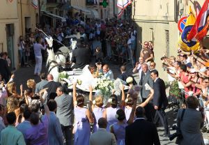 22-07-2010 SHOWBIZZ; HUWELIJK VAN YOLANTHE EN WESLEY SNEIJDER IN CASTELNUOVO BERARDENGA ITALIE. Het kleine dorpje midden in het prachtig Chianti gebied leek veel op Hollywood. Veel prominente voetballers waren aanwezig oa. Lamico Montari_Patrick Kluivert_Rafael van de Vaart_Pierre van Hooijdonk_Marco Branca_Christian Chivu en Cordoba. Nederlandse sterren waren oa. De gehele familie Froger_ Ivo Niehe_Mark van Eeuwen_Erik Kuster en Slivie van der Vaart. Rosanna Lima de huwelijksplanner van het gouden stel genoot van haar mooi uitgedachte huwelijksplan. Het was een waar sprookjes huwelijk in een te mooie omgeving.
foto: Albert den Iseger.