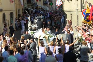 22-07-2010 SHOWBIZZ; HUWELIJK VAN YOLANTHE EN WESLEY SNEIJDER IN CASTELNUOVO BERARDENGA ITALIE. Het kleine dorpje midden in het prachtig Chianti gebied leek veel op Hollywood. Veel prominente voetballers waren aanwezig oa. Lamico Montari_Patrick Kluivert_Rafael van de Vaart_Pierre van Hooijdonk_Marco Branca_Christian Chivu en Cordoba. Nederlandse sterren waren oa. De gehele familie Froger_ Ivo Niehe_Mark van Eeuwen_Erik Kuster en Slivie van der Vaart. Rosanna Lima de huwelijksplanner van het gouden stel genoot van haar mooi uitgedachte huwelijksplan. Het was een waar sprookjes huwelijk in een te mooie omgeving.
foto: Albert den Iseger.