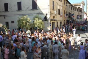 22-07-2010 SHOWBIZZ; HUWELIJK VAN YOLANTHE EN WESLEY SNEIJDER IN CASTELNUOVO BERARDENGA ITALIE. Het kleine dorpje midden in het prachtig Chianti gebied leek veel op Hollywood. Veel prominente voetballers waren aanwezig oa. Lamico Montari_Patrick Kluivert_Rafael van de Vaart_Pierre van Hooijdonk_Marco Branca_Christian Chivu en Cordoba. Nederlandse sterren waren oa. De gehele familie Froger_ Ivo Niehe_Mark van Eeuwen_Erik Kuster en Slivie van der Vaart. Rosanna Lima de huwelijksplanner van het gouden stel genoot van haar mooi uitgedachte huwelijksplan. Het was een waar sprookjes huwelijk in een te mooie omgeving.
foto: Albert den Iseger.