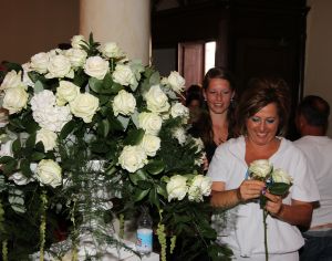 22-07-2010 SHOWBIZZ; HUWELIJK VAN YOLANTHE EN WESLEY SNEIJDER IN CASTELNUOVO BERARDENGA ITALIE. Het kleine dorpje midden in het prachtig Chianti gebied leek veel op Hollywood. Veel prominente voetballers waren aanwezig oa. Lamico Montari_Patrick Kluivert_Rafael van de Vaart_Pierre van Hooijdonk_Marco Branca_Christian Chivu en Cordoba. Nederlandse sterren waren oa. De gehele familie Froger_ Ivo Niehe_Mark van Eeuwen_Erik Kuster en Slivie van der Vaart. Rosanna Lima de huwelijksplanner van het gouden stel genoot van haar mooi uitgedachte huwelijksplan. Het was een waar sprookjes huwelijk in een te mooie omgeving.
foto: Albert den Iseger.