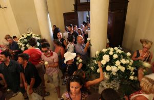 22-07-2010 SHOWBIZZ; HUWELIJK VAN YOLANTHE EN WESLEY SNEIJDER IN CASTELNUOVO BERARDENGA ITALIE. Het kleine dorpje midden in het prachtig Chianti gebied leek veel op Hollywood. Veel prominente voetballers waren aanwezig oa. Lamico Montari_Patrick Kluivert_Rafael van de Vaart_Pierre van Hooijdonk_Marco Branca_Christian Chivu en Cordoba. Nederlandse sterren waren oa. De gehele familie Froger_ Ivo Niehe_Mark van Eeuwen_Erik Kuster en Slivie van der Vaart. Rosanna Lima de huwelijksplanner van het gouden stel genoot van haar mooi uitgedachte huwelijksplan. Het was een waar sprookjes huwelijk in een te mooie omgeving.
foto: Albert den Iseger.