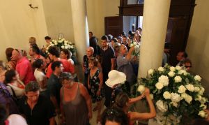 22-07-2010 SHOWBIZZ; HUWELIJK VAN YOLANTHE EN WESLEY SNEIJDER IN CASTELNUOVO BERARDENGA ITALIE. Het kleine dorpje midden in het prachtig Chianti gebied leek veel op Hollywood. Veel prominente voetballers waren aanwezig oa. Lamico Montari_Patrick Kluivert_Rafael van de Vaart_Pierre van Hooijdonk_Marco Branca_Christian Chivu en Cordoba. Nederlandse sterren waren oa. De gehele familie Froger_ Ivo Niehe_Mark van Eeuwen_Erik Kuster en Slivie van der Vaart. Rosanna Lima de huwelijksplanner van het gouden stel genoot van haar mooi uitgedachte huwelijksplan. Het was een waar sprookjes huwelijk in een te mooie omgeving.
foto: Albert den Iseger.