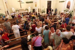 22-07-2010 SHOWBIZZ; HUWELIJK VAN YOLANTHE EN WESLEY SNEIJDER IN CASTELNUOVO BERARDENGA ITALIE. Het kleine dorpje midden in het prachtig Chianti gebied leek veel op Hollywood. Veel prominente voetballers waren aanwezig oa. Lamico Montari_Patrick Kluivert_Rafael van de Vaart_Pierre van Hooijdonk_Marco Branca_Christian Chivu en Cordoba. Nederlandse sterren waren oa. De gehele familie Froger_ Ivo Niehe_Mark van Eeuwen_Erik Kuster en Slivie van der Vaart. Rosanna Lima de huwelijksplanner van het gouden stel genoot van haar mooi uitgedachte huwelijksplan. Het was een waar sprookjes huwelijk in een te mooie omgeving.
foto: Albert den Iseger.