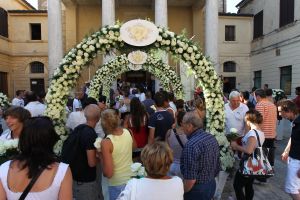 22-07-2010 SHOWBIZZ; HUWELIJK VAN YOLANTHE EN WESLEY SNEIJDER IN CASTELNUOVO BERARDENGA ITALIE. Het kleine dorpje midden in het prachtig Chianti gebied leek veel op Hollywood. Veel prominente voetballers waren aanwezig oa. Lamico Montari_Patrick Kluivert_Rafael van de Vaart_Pierre van Hooijdonk_Marco Branca_Christian Chivu en Cordoba. Nederlandse sterren waren oa. De gehele familie Froger_ Ivo Niehe_Mark van Eeuwen_Erik Kuster en Slivie van der Vaart. Rosanna Lima de huwelijksplanner van het gouden stel genoot van haar mooi uitgedachte huwelijksplan. Het was een waar sprookjes huwelijk in een te mooie omgeving.
foto: Albert den Iseger.