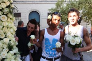 22-07-2010 SHOWBIZZ; HUWELIJK VAN YOLANTHE EN WESLEY SNEIJDER IN CASTELNUOVO BERARDENGA ITALIE. Het kleine dorpje midden in het prachtig Chianti gebied leek veel op Hollywood. Veel prominente voetballers waren aanwezig oa. Lamico Montari_Patrick Kluivert_Rafael van de Vaart_Pierre van Hooijdonk_Marco Branca_Christian Chivu en Cordoba. Nederlandse sterren waren oa. De gehele familie Froger_ Ivo Niehe_Mark van Eeuwen_Erik Kuster en Slivie van der Vaart. Rosanna Lima de huwelijksplanner van het gouden stel genoot van haar mooi uitgedachte huwelijksplan. Het was een waar sprookjes huwelijk in een te mooie omgeving.
foto: Albert den Iseger.