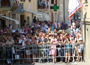 22-07-2010 SHOWBIZZ; HUWELIJK VAN YOLANTHE EN WESLEY SNEIJDER IN CASTELNUOVO BERARDENGA ITALIE. Het kleine dorpje midden in het prachtig Chianti gebied leek veel op Hollywood. Veel prominente voetballers waren aanwezig oa. Lamico Montari_Patrick Kluivert_Rafael van de Vaart_Pierre van Hooijdonk_Marco Branca_Christian Chivu en Cordoba. Nederlandse sterren waren oa. De gehele familie Froger_ Ivo Niehe_Mark van Eeuwen_Erik Kuster en Slivie van der Vaart. Rosanna Lima de huwelijksplanner van het gouden stel genoot van haar mooi uitgedachte huwelijksplan. Het was een waar sprookjes huwelijk in een te mooie omgeving.
foto: Albert den Iseger.