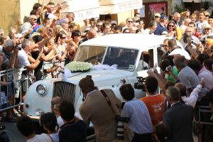 22-07-2010 SHOWBIZZ; HUWELIJK VAN YOLANTHE EN WESLEY SNEIJDER IN CASTELNUOVO BERARDENGA ITALIE. Het kleine dorpje midden in het prachtig Chianti gebied leek veel op Hollywood. Veel prominente voetballers waren aanwezig oa. Lamico Montari_Patrick Kluivert_Rafael van de Vaart_Pierre van Hooijdonk_Marco Branca_Christian Chivu en Cordoba. Nederlandse sterren waren oa. De gehele familie Froger_ Ivo Niehe_Mark van Eeuwen_Erik Kuster en Slivie van der Vaart. Rosanna Lima de huwelijksplanner van het gouden stel genoot van haar mooi uitgedachte huwelijksplan. Het was een waar sprookjes huwelijk in een te mooie omgeving.
foto: Albert den Iseger.