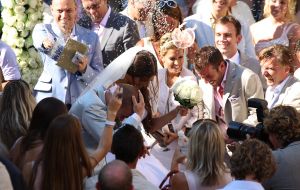 22-07-2010 SHOWBIZZ; HUWELIJK VAN YOLANTHE EN WESLEY SNEIJDER IN CASTELNUOVO BERARDENGA ITALIE. Het kleine dorpje midden in het prachtig Chianti gebied leek veel op Hollywood. Veel prominente voetballers waren aanwezig oa. Lamico Montari_Patrick Kluivert_Rafael van de Vaart_Pierre van Hooijdonk_Marco Branca_Christian Chivu en Cordoba. Nederlandse sterren waren oa. De gehele familie Froger_ Ivo Niehe_Mark van Eeuwen_Erik Kuster en Slivie van der Vaart. Rosanna Lima de huwelijksplanner van het gouden stel genoot van haar mooi uitgedachte huwelijksplan. Het was een waar sprookjes huwelijk in een te mooie omgeving.
foto: Albert den Iseger.