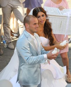 22-07-2010 SHOWBIZZ; HUWELIJK VAN YOLANTHE EN WESLEY SNEIJDER IN CASTELNUOVO BERARDENGA ITALIE. Het kleine dorpje midden in het prachtig Chianti gebied leek veel op Hollywood. Veel prominente voetballers waren aanwezig oa. Lamico Montari_Patrick Kluivert_Rafael van de Vaart_Pierre van Hooijdonk_Marco Branca_Christian Chivu en Cordoba. Nederlandse sterren waren oa. De gehele familie Froger_ Ivo Niehe_Mark van Eeuwen_Erik Kuster en Slivie van der Vaart. Rosanna Lima de huwelijksplanner van het gouden stel genoot van haar mooi uitgedachte huwelijksplan. Het was een waar sprookjes huwelijk in een te mooie omgeving.
foto: Albert den Iseger.