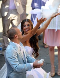 22-07-2010 SHOWBIZZ; HUWELIJK VAN YOLANTHE EN WESLEY SNEIJDER IN CASTELNUOVO BERARDENGA ITALIE. Het kleine dorpje midden in het prachtig Chianti gebied leek veel op Hollywood. Veel prominente voetballers waren aanwezig oa. Lamico Montari_Patrick Kluivert_Rafael van de Vaart_Pierre van Hooijdonk_Marco Branca_Christian Chivu en Cordoba. Nederlandse sterren waren oa. De gehele familie Froger_ Ivo Niehe_Mark van Eeuwen_Erik Kuster en Slivie van der Vaart. Rosanna Lima de huwelijksplanner van het gouden stel genoot van haar mooi uitgedachte huwelijksplan. Het was een waar sprookjes huwelijk in een te mooie omgeving.
foto: Albert den Iseger.