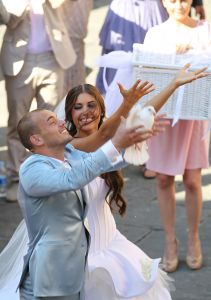 22-07-2010 SHOWBIZZ; HUWELIJK VAN YOLANTHE EN WESLEY SNEIJDER IN CASTELNUOVO BERARDENGA ITALIE. Het kleine dorpje midden in het prachtig Chianti gebied leek veel op Hollywood. Veel prominente voetballers waren aanwezig oa. Lamico Montari_Patrick Kluivert_Rafael van de Vaart_Pierre van Hooijdonk_Marco Branca_Christian Chivu en Cordoba. Nederlandse sterren waren oa. De gehele familie Froger_ Ivo Niehe_Mark van Eeuwen_Erik Kuster en Slivie van der Vaart. Rosanna Lima de huwelijksplanner van het gouden stel genoot van haar mooi uitgedachte huwelijksplan. Het was een waar sprookjes huwelijk in een te mooie omgeving.
foto: Albert den Iseger.