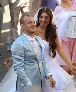 22-07-2010 SHOWBIZZ; HUWELIJK VAN YOLANTHE EN WESLEY SNEIJDER IN CASTELNUOVO BERARDENGA ITALIE. Het kleine dorpje midden in het prachtig Chianti gebied leek veel op Hollywood. Veel prominente voetballers waren aanwezig oa. Lamico Montari_Patrick Kluivert_Rafael van de Vaart_Pierre van Hooijdonk_Marco Branca_Christian Chivu en Cordoba. Nederlandse sterren waren oa. De gehele familie Froger_ Ivo Niehe_Mark van Eeuwen_Erik Kuster en Slivie van der Vaart. Rosanna Lima de huwelijksplanner van het gouden stel genoot van haar mooi uitgedachte huwelijksplan. Het was een waar sprookjes huwelijk in een te mooie omgeving.
foto: Albert den Iseger.