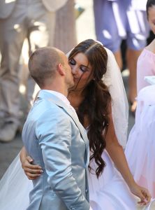 22-07-2010 SHOWBIZZ; HUWELIJK VAN YOLANTHE EN WESLEY SNEIJDER IN CASTELNUOVO BERARDENGA ITALIE. Het kleine dorpje midden in het prachtig Chianti gebied leek veel op Hollywood. Veel prominente voetballers waren aanwezig oa. Lamico Montari_Patrick Kluivert_Rafael van de Vaart_Pierre van Hooijdonk_Marco Branca_Christian Chivu en Cordoba. Nederlandse sterren waren oa. De gehele familie Froger_ Ivo Niehe_Mark van Eeuwen_Erik Kuster en Slivie van der Vaart. Rosanna Lima de huwelijksplanner van het gouden stel genoot van haar mooi uitgedachte huwelijksplan. Het was een waar sprookjes huwelijk in een te mooie omgeving.
foto: Albert den Iseger.