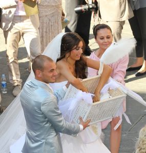 22-07-2010 SHOWBIZZ; HUWELIJK VAN YOLANTHE EN WESLEY SNEIJDER IN CASTELNUOVO BERARDENGA ITALIE. Het kleine dorpje midden in het prachtig Chianti gebied leek veel op Hollywood. Veel prominente voetballers waren aanwezig oa. Lamico Montari_Patrick Kluivert_Rafael van de Vaart_Pierre van Hooijdonk_Marco Branca_Christian Chivu en Cordoba. Nederlandse sterren waren oa. De gehele familie Froger_ Ivo Niehe_Mark van Eeuwen_Erik Kuster en Slivie van der Vaart. Rosanna Lima de huwelijksplanner van het gouden stel genoot van haar mooi uitgedachte huwelijksplan. Het was een waar sprookjes huwelijk in een te mooie omgeving.
foto: Albert den Iseger.