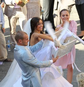 22-07-2010 SHOWBIZZ; HUWELIJK VAN YOLANTHE EN WESLEY SNEIJDER IN CASTELNUOVO BERARDENGA ITALIE. Het kleine dorpje midden in het prachtig Chianti gebied leek veel op Hollywood. Veel prominente voetballers waren aanwezig oa. Lamico Montari_Patrick Kluivert_Rafael van de Vaart_Pierre van Hooijdonk_Marco Branca_Christian Chivu en Cordoba. Nederlandse sterren waren oa. De gehele familie Froger_ Ivo Niehe_Mark van Eeuwen_Erik Kuster en Slivie van der Vaart. Rosanna Lima de huwelijksplanner van het gouden stel genoot van haar mooi uitgedachte huwelijksplan. Het was een waar sprookjes huwelijk in een te mooie omgeving.
foto: Albert den Iseger.