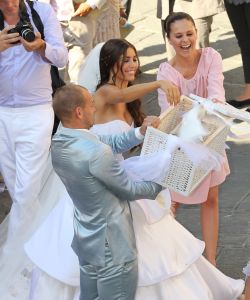 22-07-2010 SHOWBIZZ; HUWELIJK VAN YOLANTHE EN WESLEY SNEIJDER IN CASTELNUOVO BERARDENGA ITALIE. Het kleine dorpje midden in het prachtig Chianti gebied leek veel op Hollywood. Veel prominente voetballers waren aanwezig oa. Lamico Montari_Patrick Kluivert_Rafael van de Vaart_Pierre van Hooijdonk_Marco Branca_Christian Chivu en Cordoba. Nederlandse sterren waren oa. De gehele familie Froger_ Ivo Niehe_Mark van Eeuwen_Erik Kuster en Slivie van der Vaart. Rosanna Lima de huwelijksplanner van het gouden stel genoot van haar mooi uitgedachte huwelijksplan. Het was een waar sprookjes huwelijk in een te mooie omgeving.
foto: Albert den Iseger.