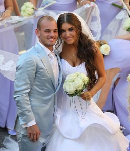 22-07-2010 SHOWBIZZ; HUWELIJK VAN YOLANTHE EN WESLEY SNEIJDER IN CASTELNUOVO BERARDENGA ITALIE. Het kleine dorpje midden in het prachtig Chianti gebied leek veel op Hollywood. Veel prominente voetballers waren aanwezig oa. Lamico Montari_Patrick Kluivert_Rafael van de Vaart_Pierre van Hooijdonk_Marco Branca_Christian Chivu en Cordoba. Nederlandse sterren waren oa. De gehele familie Froger_ Ivo Niehe_Mark van Eeuwen_Erik Kuster en Slivie van der Vaart. Rosanna Lima de huwelijksplanner van het gouden stel genoot van haar mooi uitgedachte huwelijksplan. Het was een waar sprookjes huwelijk in een te mooie omgeving.
foto: Albert den Iseger.