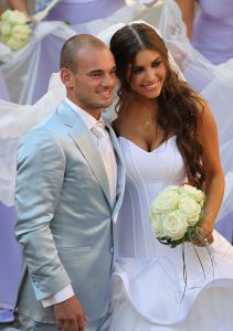 22-07-2010 SHOWBIZZ; HUWELIJK VAN YOLANTHE EN WESLEY SNEIJDER IN CASTELNUOVO BERARDENGA ITALIE. Het kleine dorpje midden in het prachtig Chianti gebied leek veel op Hollywood. Veel prominente voetballers waren aanwezig oa. Lamico Montari_Patrick Kluivert_Rafael van de Vaart_Pierre van Hooijdonk_Marco Branca_Christian Chivu en Cordoba. Nederlandse sterren waren oa. De gehele familie Froger_ Ivo Niehe_Mark van Eeuwen_Erik Kuster en Slivie van der Vaart. Rosanna Lima de huwelijksplanner van het gouden stel genoot van haar mooi uitgedachte huwelijksplan. Het was een waar sprookjes huwelijk in een te mooie omgeving.
foto: Albert den Iseger.