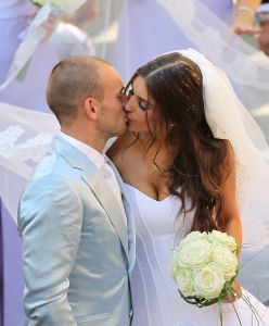 22-07-2010 SHOWBIZZ; HUWELIJK VAN YOLANTHE EN WESLEY SNEIJDER IN CASTELNUOVO BERARDENGA ITALIE. Het kleine dorpje midden in het prachtig Chianti gebied leek veel op Hollywood. Veel prominente voetballers waren aanwezig oa. Lamico Montari_Patrick Kluivert_Rafael van de Vaart_Pierre van Hooijdonk_Marco Branca_Christian Chivu en Cordoba. Nederlandse sterren waren oa. De gehele familie Froger_ Ivo Niehe_Mark van Eeuwen_Erik Kuster en Slivie van der Vaart. Rosanna Lima de huwelijksplanner van het gouden stel genoot van haar mooi uitgedachte huwelijksplan. Het was een waar sprookjes huwelijk in een te mooie omgeving.
foto: Albert den Iseger.