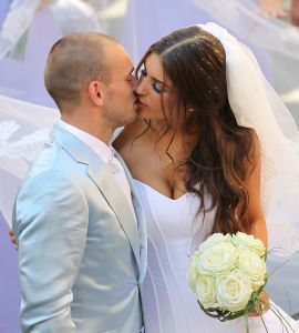 22-07-2010 SHOWBIZZ; HUWELIJK VAN YOLANTHE EN WESLEY SNEIJDER IN CASTELNUOVO BERARDENGA ITALIE. Het kleine dorpje midden in het prachtig Chianti gebied leek veel op Hollywood. Veel prominente voetballers waren aanwezig oa. Lamico Montari_Patrick Kluivert_Rafael van de Vaart_Pierre van Hooijdonk_Marco Branca_Christian Chivu en Cordoba. Nederlandse sterren waren oa. De gehele familie Froger_ Ivo Niehe_Mark van Eeuwen_Erik Kuster en Slivie van der Vaart. Rosanna Lima de huwelijksplanner van het gouden stel genoot van haar mooi uitgedachte huwelijksplan. Het was een waar sprookjes huwelijk in een te mooie omgeving.
foto: Albert den Iseger.