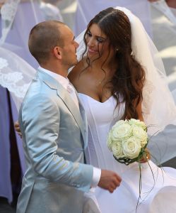 22-07-2010 SHOWBIZZ; HUWELIJK VAN YOLANTHE EN WESLEY SNEIJDER IN CASTELNUOVO BERARDENGA ITALIE. Het kleine dorpje midden in het prachtig Chianti gebied leek veel op Hollywood. Veel prominente voetballers waren aanwezig oa. Lamico Montari_Patrick Kluivert_Rafael van de Vaart_Pierre van Hooijdonk_Marco Branca_Christian Chivu en Cordoba. Nederlandse sterren waren oa. De gehele familie Froger_ Ivo Niehe_Mark van Eeuwen_Erik Kuster en Slivie van der Vaart. Rosanna Lima de huwelijksplanner van het gouden stel genoot van haar mooi uitgedachte huwelijksplan. Het was een waar sprookjes huwelijk in een te mooie omgeving.
foto: Albert den Iseger.