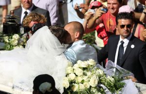22-07-2010 SHOWBIZZ; HUWELIJK VAN YOLANTHE EN WESLEY SNEIJDER IN CASTELNUOVO BERARDENGA ITALIE. Het kleine dorpje midden in het prachtig Chianti gebied leek veel op Hollywood. Veel prominente voetballers waren aanwezig oa. Lamico Montari_Patrick Kluivert_Rafael van de Vaart_Pierre van Hooijdonk_Marco Branca_Christian Chivu en Cordoba. Nederlandse sterren waren oa. De gehele familie Froger_ Ivo Niehe_Mark van Eeuwen_Erik Kuster en Slivie van der Vaart. Rosanna Lima de huwelijksplanner van het gouden stel genoot van haar mooi uitgedachte huwelijksplan. Het was een waar sprookjes huwelijk in een te mooie omgeving.
foto: Albert den Iseger.