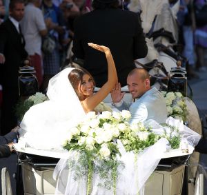 22-07-2010 SHOWBIZZ; HUWELIJK VAN YOLANTHE EN WESLEY SNEIJDER IN CASTELNUOVO BERARDENGA ITALIE. Het kleine dorpje midden in het prachtig Chianti gebied leek veel op Hollywood. Veel prominente voetballers waren aanwezig oa. Lamico Montari_Patrick Kluivert_Rafael van de Vaart_Pierre van Hooijdonk_Marco Branca_Christian Chivu en Cordoba. Nederlandse sterren waren oa. De gehele familie Froger_ Ivo Niehe_Mark van Eeuwen_Erik Kuster en Slivie van der Vaart. Rosanna Lima de huwelijksplanner van het gouden stel genoot van haar mooi uitgedachte huwelijksplan. Het was een waar sprookjes huwelijk in een te mooie omgeving.
foto: Albert den Iseger.