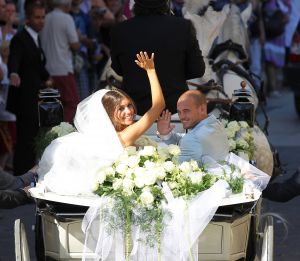 22-07-2010 SHOWBIZZ; HUWELIJK VAN YOLANTHE EN WESLEY SNEIJDER IN CASTELNUOVO BERARDENGA ITALIE. Het kleine dorpje midden in het prachtig Chianti gebied leek veel op Hollywood. Veel prominente voetballers waren aanwezig oa. Lamico Montari_Patrick Kluivert_Rafael van de Vaart_Pierre van Hooijdonk_Marco Branca_Christian Chivu en Cordoba. Nederlandse sterren waren oa. De gehele familie Froger_ Ivo Niehe_Mark van Eeuwen_Erik Kuster en Slivie van der Vaart. Rosanna Lima de huwelijksplanner van het gouden stel genoot van haar mooi uitgedachte huwelijksplan. Het was een waar sprookjes huwelijk in een te mooie omgeving.
foto: Albert den Iseger.