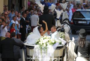 22-07-2010 SHOWBIZZ; HUWELIJK VAN YOLANTHE EN WESLEY SNEIJDER IN CASTELNUOVO BERARDENGA ITALIE. Het kleine dorpje midden in het prachtig Chianti gebied leek veel op Hollywood. Veel prominente voetballers waren aanwezig oa. Lamico Montari_Patrick Kluivert_Rafael van de Vaart_Pierre van Hooijdonk_Marco Branca_Christian Chivu en Cordoba. Nederlandse sterren waren oa. De gehele familie Froger_ Ivo Niehe_Mark van Eeuwen_Erik Kuster en Slivie van der Vaart. Rosanna Lima de huwelijksplanner van het gouden stel genoot van haar mooi uitgedachte huwelijksplan. Het was een waar sprookjes huwelijk in een te mooie omgeving.
foto: Albert den Iseger.