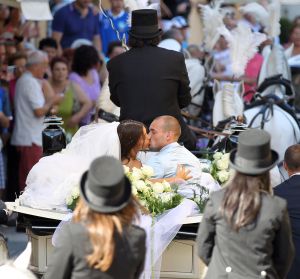 22-07-2010 SHOWBIZZ; HUWELIJK VAN YOLANTHE EN WESLEY SNEIJDER IN CASTELNUOVO BERARDENGA ITALIE. Het kleine dorpje midden in het prachtig Chianti gebied leek veel op Hollywood. Veel prominente voetballers waren aanwezig oa. Lamico Montari_Patrick Kluivert_Rafael van de Vaart_Pierre van Hooijdonk_Marco Branca_Christian Chivu en Cordoba. Nederlandse sterren waren oa. De gehele familie Froger_ Ivo Niehe_Mark van Eeuwen_Erik Kuster en Slivie van der Vaart. Rosanna Lima de huwelijksplanner van het gouden stel genoot van haar mooi uitgedachte huwelijksplan. Het was een waar sprookjes huwelijk in een te mooie omgeving.
foto: Albert den Iseger.
