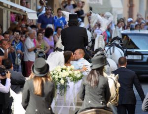 22-07-2010 SHOWBIZZ; HUWELIJK VAN YOLANTHE EN WESLEY SNEIJDER IN CASTELNUOVO BERARDENGA ITALIE. Het kleine dorpje midden in het prachtig Chianti gebied leek veel op Hollywood. Veel prominente voetballers waren aanwezig oa. Lamico Montari_Patrick Kluivert_Rafael van de Vaart_Pierre van Hooijdonk_Marco Branca_Christian Chivu en Cordoba. Nederlandse sterren waren oa. De gehele familie Froger_ Ivo Niehe_Mark van Eeuwen_Erik Kuster en Slivie van der Vaart. Rosanna Lima de huwelijksplanner van het gouden stel genoot van haar mooi uitgedachte huwelijksplan. Het was een waar sprookjes huwelijk in een te mooie omgeving.
foto: Albert den Iseger.