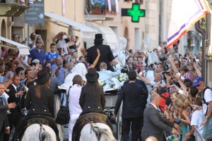 22-07-2010 SHOWBIZZ; HUWELIJK VAN YOLANTHE EN WESLEY SNEIJDER IN CASTELNUOVO BERARDENGA ITALIE. Het kleine dorpje midden in het prachtig Chianti gebied leek veel op Hollywood. Veel prominente voetballers waren aanwezig oa. Lamico Montari_Patrick Kluivert_Rafael van de Vaart_Pierre van Hooijdonk_Marco Branca_Christian Chivu en Cordoba. Nederlandse sterren waren oa. De gehele familie Froger_ Ivo Niehe_Mark van Eeuwen_Erik Kuster en Slivie van der Vaart. Rosanna Lima de huwelijksplanner van het gouden stel genoot van haar mooi uitgedachte huwelijksplan. Het was een waar sprookjes huwelijk in een te mooie omgeving.
foto: Albert den Iseger.
