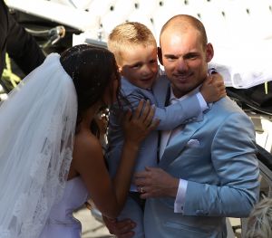 22-07-2010 SHOWBIZZ; HUWELIJK VAN YOLANTHE EN WESLEY SNEIJDER IN CASTELNUOVO BERARDENGA ITALIE. Het kleine dorpje midden in het prachtig Chianti gebied leek veel op Hollywood. Veel prominente voetballers waren aanwezig oa. Lamico Montari_Patrick Kluivert_Rafael van de Vaart_Pierre van Hooijdonk_Marco Branca_Christian Chivu en Cordoba. Nederlandse sterren waren oa. De gehele familie Froger_ Ivo Niehe_Mark van Eeuwen_Erik Kuster en Slivie van der Vaart. Rosanna Lima de huwelijksplanner van het gouden stel genoot van haar mooi uitgedachte huwelijksplan. Het was een waar sprookjes huwelijk in een te mooie omgeving.
foto: Albert den Iseger.