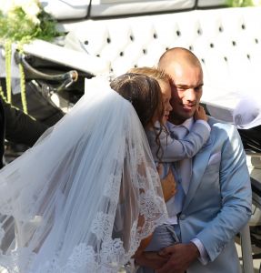 22-07-2010 SHOWBIZZ; HUWELIJK VAN YOLANTHE EN WESLEY SNEIJDER IN CASTELNUOVO BERARDENGA ITALIE. Het kleine dorpje midden in het prachtig Chianti gebied leek veel op Hollywood. Veel prominente voetballers waren aanwezig oa. Lamico Montari_Patrick Kluivert_Rafael van de Vaart_Pierre van Hooijdonk_Marco Branca_Christian Chivu en Cordoba. Nederlandse sterren waren oa. De gehele familie Froger_ Ivo Niehe_Mark van Eeuwen_Erik Kuster en Slivie van der Vaart. Rosanna Lima de huwelijksplanner van het gouden stel genoot van haar mooi uitgedachte huwelijksplan. Het was een waar sprookjes huwelijk in een te mooie omgeving.
foto: Albert den Iseger.