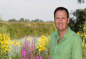30-07-2010 SHOWBIZZ; JOCHEM VAN GELDER BLIJFT OPTIMISTICH ONDANKS ZIJN WERKELOOSHEID. Jochem geniet op het ogenblik van zijn gezin en van de mooie omgeving waarin hij woont. Jochem presenteerde in de afgelopen jaren onder meer Willem Bever_Quatro_Buya_Praatjesmakers en Hider in the house. Allemaal programmas die goede kijkscijfers haalden. Nu zit hij werkeloos thuis en geniet van zijn vrije tijd. Jochem ontwikkelde zelf een aantal pilots waar hij met diverse zenders  in onderhandeling is.
foto: Albert den Iseger