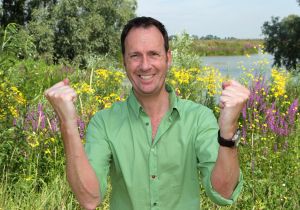 30-07-2010 SHOWBIZZ; JOCHEM VAN GELDER BLIJFT OPTIMISTICH ONDANKS ZIJN WERKELOOSHEID. Jochem geniet op het ogenblik van zijn gezin en van de mooie omgeving waarin hij woont. Jochem presenteerde in de afgelopen jaren onder meer Willem Bever_Quatro_Buya_Praatjesmakers en Hider in the house. Allemaal programmas die goede kijkscijfers haalden. Nu zit hij werkeloos thuis en geniet van zijn vrije tijd. Jochem ontwikkelde zelf een aantal pilots waar hij met diverse zenders  in onderhandeling is.
foto: Albert den Iseger