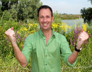 30-07-2010 SHOWBIZZ; JOCHEM VAN GELDER BLIJFT OPTIMISTICH ONDANKS ZIJN WERKELOOSHEID. Jochem geniet op het ogenblik van zijn gezin en van de mooie omgeving waarin hij woont. Jochem presenteerde in de afgelopen jaren onder meer Willem Bever_Quatro_Buya_Praatjesmakers en Hider in the house. Allemaal programmas die goede kijkscijfers haalden. Nu zit hij werkeloos thuis en geniet van zijn vrije tijd. Jochem ontwikkelde zelf een aantal pilots waar hij met diverse zenders  in onderhandeling is.
foto: Albert den Iseger