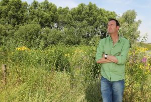 30-07-2010 SHOWBIZZ; JOCHEM VAN GELDER BLIJFT OPTIMISTICH ONDANKS ZIJN WERKELOOSHEID. Jochem geniet op het ogenblik van zijn gezin en van de mooie omgeving waarin hij woont. Jochem presenteerde in de afgelopen jaren onder meer Willem Bever_Quatro_Buya_Praatjesmakers en Hider in the house. Allemaal programmas die goede kijkscijfers haalden. Nu zit hij werkeloos thuis en geniet van zijn vrije tijd. Jochem ontwikkelde zelf een aantal pilots waar hij met diverse zenders  in onderhandeling is.
foto: Albert den Iseger