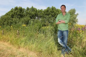 30-07-2010 SHOWBIZZ; JOCHEM VAN GELDER BLIJFT OPTIMISTICH ONDANKS ZIJN WERKELOOSHEID. Jochem geniet op het ogenblik van zijn gezin en van de mooie omgeving waarin hij woont. Jochem presenteerde in de afgelopen jaren onder meer Willem Bever_Quatro_Buya_Praatjesmakers en Hider in the house. Allemaal programmas die goede kijkscijfers haalden. Nu zit hij werkeloos thuis en geniet van zijn vrije tijd. Jochem ontwikkelde zelf een aantal pilots waar hij met diverse zenders  in onderhandeling is.
foto: Albert den Iseger