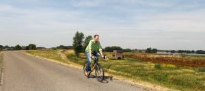 30-07-2010 SHOWBIZZ; JOCHEM VAN GELDER BLIJFT OPTIMISTICH ONDANKS ZIJN WERKELOOSHEID. Jochem geniet op het ogenblik van zijn gezin en van de mooie omgeving waarin hij woont. Jochem presenteerde in de afgelopen jaren onder meer Willem Bever_Quatro_Buya_Praatjesmakers en Hider in the house. Allemaal programmas die goede kijkscijfers haalden. Nu zit hij werkeloos thuis en geniet van zijn vrije tijd. Jochem ontwikkelde zelf een aantal pilots waar hij met diverse zenders  in onderhandeling is.
foto: Albert den Iseger