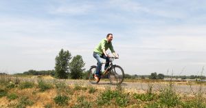30-07-2010 SHOWBIZZ; JOCHEM VAN GELDER BLIJFT OPTIMISTICH ONDANKS ZIJN WERKELOOSHEID. Jochem geniet op het ogenblik van zijn gezin en van de mooie omgeving waarin hij woont. Jochem presenteerde in de afgelopen jaren onder meer Willem Bever_Quatro_Buya_Praatjesmakers en Hider in the house. Allemaal programmas die goede kijkscijfers haalden. Nu zit hij werkeloos thuis en geniet van zijn vrije tijd. Jochem ontwikkelde zelf een aantal pilots waar hij met diverse zenders  in onderhandeling is.
foto: Albert den Iseger