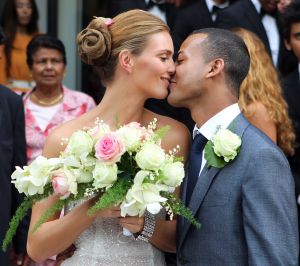 21-07-2010 SHOWBIZZ; KIM FEENSTRA TROUWT MET DJ MICHAEL MENDOZA BOUTERSE. Het 23 jarige model gaf in de kerk de Duif in Amsterdam het ja woord aan de DJ Michael Mendoza. De bruidsjurk was gemaakt door Monique Collignon.
foto.Albert den Iseger
