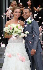 21-07-2010 SHOWBIZZ; KIM FEENSTRA TROUWT MET DJ MICHAEL MENDOZA BOUTERSE. Het 23 jarige model gaf in de kerk de Duif in Amsterdam het ja woord aan de DJ Michael Mendoza. De bruidsjurk was gemaakt door Monique Collignon.
foto.Albert den Iseger