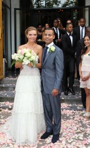 21-07-2010 SHOWBIZZ; KIM FEENSTRA TROUWT MET DJ MICHAEL MENDOZA BOUTERSE. Het 23 jarige model gaf in de kerk de Duif in Amsterdam het ja woord aan de DJ Michael Mendoza. De bruidsjurk was gemaakt door Monique Collignon.
foto.Albert den Iseger