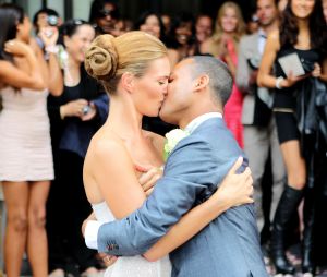 21-07-2010 SHOWBIZZ; KIM FEENSTRA TROUWT MET DJ MICHAEL MENDOZA BOUTERSE. Het 23 jarige model gaf in de kerk de Duif in Amsterdam het ja woord aan de DJ Michael Mendoza. De bruidsjurk was gemaakt door Monique Collignon.
foto.Albert den Iseger